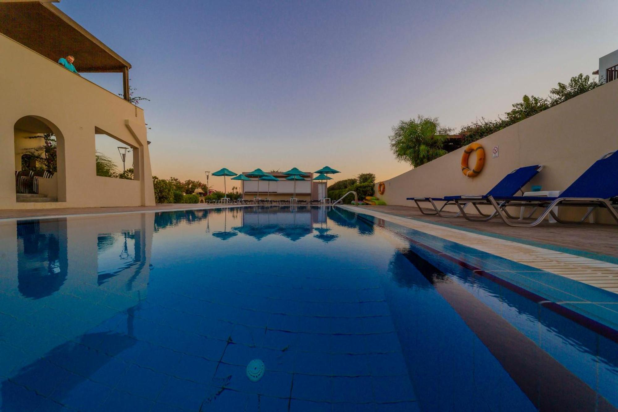 Amaryllis Front Beach Hotel Lartos Exterior photo